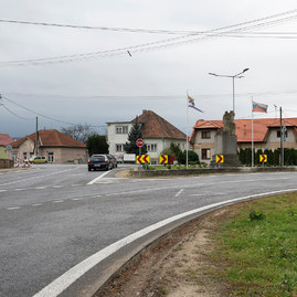 Zväčšiť fotografiu - Medzi hradišťom a partizánskym sa motoristi tešia z vynoveného úseku cesty - 20201207_PE_007w