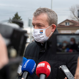 Zväčšiť fotografiu - Medzi hradišťom a partizánskym sa motoristi tešia z vynoveného úseku cesty - 20201207_PE_011w