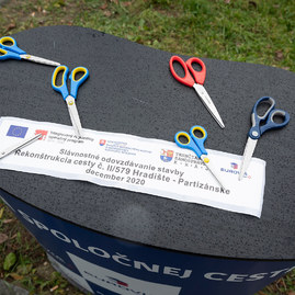 Zväčšiť fotografiu - Medzi hradišťom a partizánskym sa motoristi tešia z vynoveného úseku cesty - 20201207_PE_018w