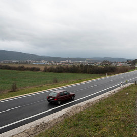 Zväčšiť fotografiu - Medzi hradišťom a partizánskym sa motoristi tešia z vynoveného úseku cesty - 20201207_PE_020w