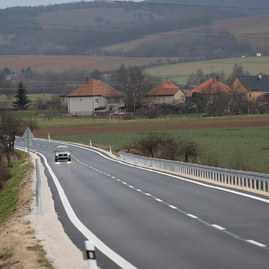 Zväčšiť fotografiu - Medzi hradišťom a partizánskym sa motoristi tešia z vynoveného úseku cesty - 20201207_PE_022w
