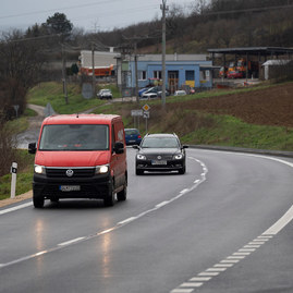 Zväčšiť fotografiu - Medzi hradišťom a partizánskym sa motoristi tešia z vynoveného úseku cesty - 20201207_PE_024w