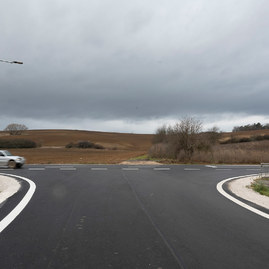 Zväčšiť fotografiu - Medzi hradišťom a partizánskym sa motoristi tešia z vynoveného úseku cesty - 20201207_PE_031w