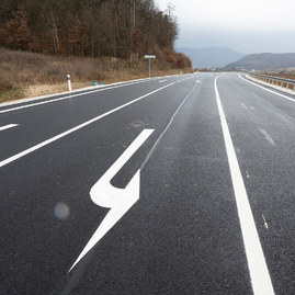 Zväčšiť fotografiu - Medzi hradišťom a partizánskym sa motoristi tešia z vynoveného úseku cesty - 20201207_PE_032w