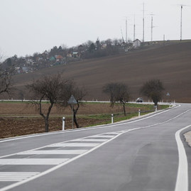 Zväčšiť fotografiu - Medzi hradišťom a partizánskym sa motoristi tešia z vynoveného úseku cesty - 20201207_PE_033w