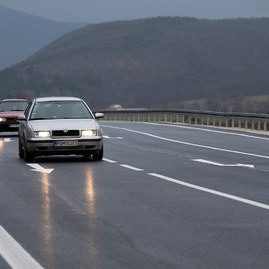Zväčšiť fotografiu - Medzi hradišťom a partizánskym sa motoristi tešia z vynoveného úseku cesty - 20201207_PE_034w
