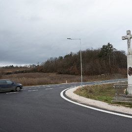 Zväčšiť fotografiu - Medzi hradišťom a partizánskym sa motoristi tešia z vynoveného úseku cesty - 20201207_PE_036w