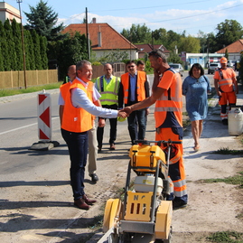 Zväčšiť fotografiu - Medzi hradišťom a partizánskym sa motoristi tešia z vynoveného úseku cesty - Spustenie prac august 2019