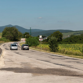 Zväčšiť fotografiu - Medzi hradišťom a partizánskym sa motoristi tešia z vynoveného úseku cesty - kontrolny den 25.8.2020