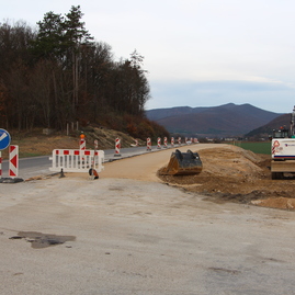 Zväčšiť fotografiu - Medzi hradišťom a partizánskym sa motoristi tešia z vynoveného úseku cesty - november 2019 Skacany