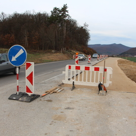 Zväčšiť fotografiu - Medzi hradišťom a partizánskym sa motoristi tešia z vynoveného úseku cesty - november 2019 Skacany 3