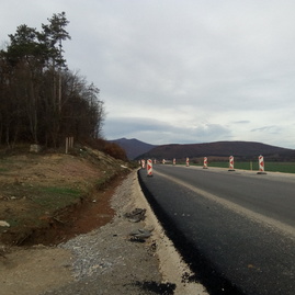 Zväčšiť fotografiu - Medzi hradišťom a partizánskym sa motoristi tešia z vynoveného úseku cesty - november 2019 Skacany 4