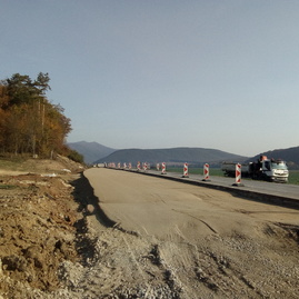 Zväčšiť fotografiu - Medzi hradišťom a partizánskym sa motoristi tešia z vynoveného úseku cesty - oktober 2019 Skacany