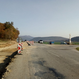 Zväčšiť fotografiu - Medzi hradišťom a partizánskym sa motoristi tešia z vynoveného úseku cesty - oktober 2019 Skacany 2