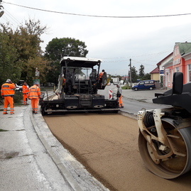 Zväčšiť fotografiu - Medzi hradišťom a partizánskym sa motoristi tešia z vynoveného úseku cesty - pokládka CBGM 24.9