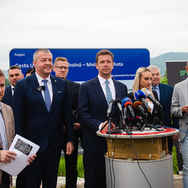 Zväčšiť fotografiu - Motoristi sa dočkali, zhotoviteľ naplno spustil práce na rekonštrukcii panelky - TSK_panelka_klepanie_mini (14 of 56)