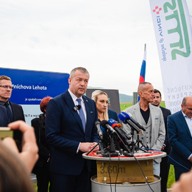 Zväčšiť fotografiu - Motoristi sa dočkali, zhotoviteľ naplno spustil práce na rekonštrukcii panelky - TSK_panelka_klepanie_mini (19 of 56)