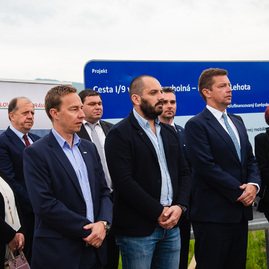 Zväčšiť fotografiu - Motoristi sa dočkali, zhotoviteľ naplno spustil práce na rekonštrukcii panelky - TSK_panelka_klepanie_mini (22 of 56)