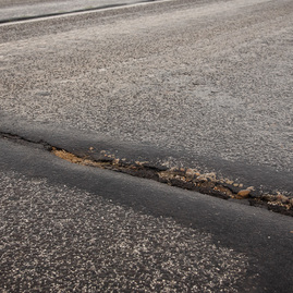 Zväčšiť fotografiu - Motoristi sa dočkali, zhotoviteľ naplno spustil práce na rekonštrukcii panelky - TSK_panelka_klepanie_mini (27 of 56)