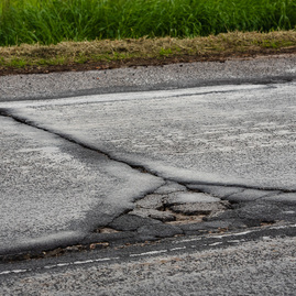 Zväčšiť fotografiu - Motoristi sa dočkali, zhotoviteľ naplno spustil práce na rekonštrukcii panelky - TSK_panelka_klepanie_mini (30 of 56)