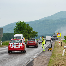 Zväčšiť fotografiu - Motoristi sa dočkali, zhotoviteľ naplno spustil práce na rekonštrukcii panelky - TSK_panelka_klepanie_mini (32 of 56)