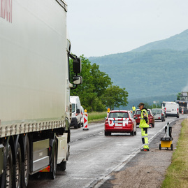 Zväčšiť fotografiu - Motoristi sa dočkali, zhotoviteľ naplno spustil práce na rekonštrukcii panelky - TSK_panelka_klepanie_mini (33 of 56)