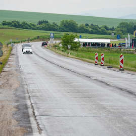 Zväčšiť fotografiu - Motoristi sa dočkali, zhotoviteľ naplno spustil práce na rekonštrukcii panelky - TSK_panelka_klepanie_mini (34 of 56)