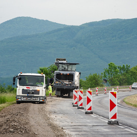 Zväčšiť fotografiu - Motoristi sa dočkali, zhotoviteľ naplno spustil práce na rekonštrukcii panelky - TSK_panelka_klepanie_mini (37 of 56)