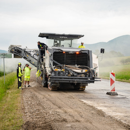 Zväčšiť fotografiu - Motoristi sa dočkali, zhotoviteľ naplno spustil práce na rekonštrukcii panelky - TSK_panelka_klepanie_mini (49 of 56)
