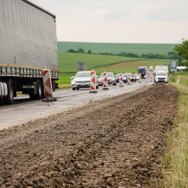 Zväčšiť fotografiu - Motoristi sa dočkali, zhotoviteľ naplno spustil práce na rekonštrukcii panelky - TSK_panelka_klepanie_mini (51 of 56)