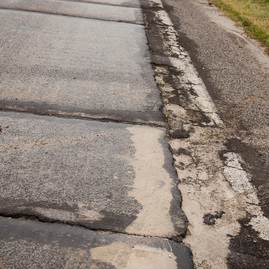 Zväčšiť fotografiu - Motoristi sa dočkali, zhotoviteľ naplno spustil práce na rekonštrukcii panelky - TSK_panelka_klepanie_mini (53 of 56)