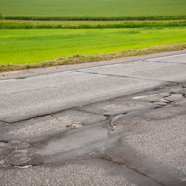 Zväčšiť fotografiu - Motoristi sa dočkali, zhotoviteľ naplno spustil práce na rekonštrukcii panelky - TSK_panelka_klepanie_mini (55 of 56)