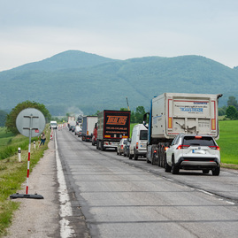 Zväčšiť fotografiu - Motoristi sa dočkali, zhotoviteľ naplno spustil práce na rekonštrukcii panelky - TSK_panelka_klepanie_mini (6 of 56)