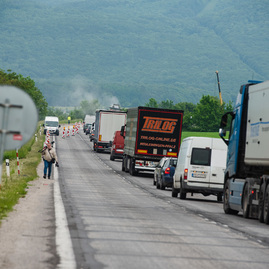 Zväčšiť fotografiu - Motoristi sa dočkali, zhotoviteľ naplno spustil práce na rekonštrukcii panelky - TSK_panelka_klepanie_mini (7 of 56)