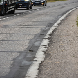 Zväčšiť fotografiu - Motoristi sa dočkali, zhotoviteľ naplno spustil práce na rekonštrukcii panelky - TSK_panelka_klepanie_mini (8 of 56)