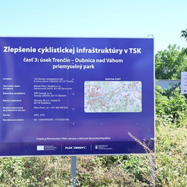 Zväčšiť fotografiu - Na cyklotrase medzi trenčínom a dubnicou nad váhom je rušno