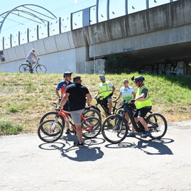 Zväčšiť fotografiu - Na cyklotrase medzi trenčínom a dubnicou nad váhom je rušno