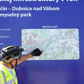 Zväčšiť fotografiu - Na cyklotrase medzi trenčínom a dubnicou nad váhom je rušno