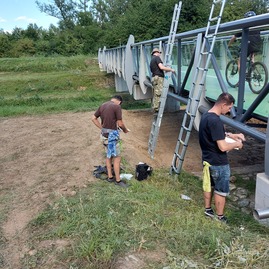 Zväčšiť fotografiu - Na cyklotrase medzi trenčínom a nemšovou pribudli nálepky proti nárazom vtákov - 0