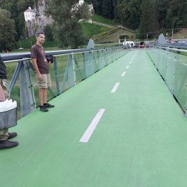 Zväčšiť fotografiu - Na cyklotrase medzi trenčínom a nemšovou pribudli nálepky proti nárazom vtákov - 10