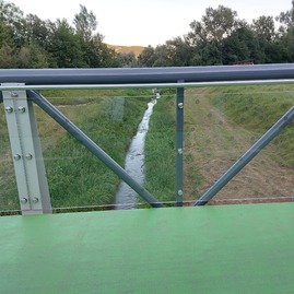 Zväčšiť fotografiu - Na cyklotrase medzi trenčínom a nemšovou pribudli nálepky proti nárazom vtákov - 11
