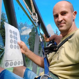 Zväčšiť fotografiu - Na cyklotrase medzi trenčínom a nemšovou pribudli nálepky proti nárazom vtákov - 2
