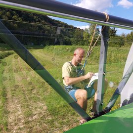 Zväčšiť fotografiu - Na cyklotrase medzi trenčínom a nemšovou pribudli nálepky proti nárazom vtákov - 3