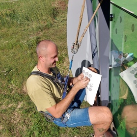 Zväčšiť fotografiu - Na cyklotrase medzi trenčínom a nemšovou pribudli nálepky proti nárazom vtákov - 4