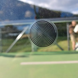 Zväčšiť fotografiu - Na cyklotrase medzi trenčínom a nemšovou pribudli nálepky proti nárazom vtákov - 5