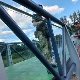 Zväčšiť fotografiu - Na cyklotrase medzi trenčínom a nemšovou pribudli nálepky proti nárazom vtákov - 6