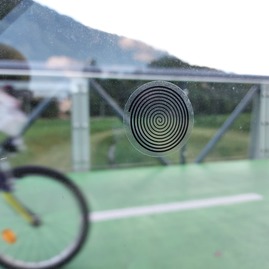 Zväčšiť fotografiu - Na cyklotrase medzi trenčínom a nemšovou pribudli nálepky proti nárazom vtákov - 7