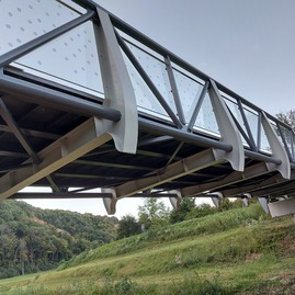 Zväčšiť fotografiu - Na cyklotrase medzi trenčínom a nemšovou pribudli nálepky proti nárazom vtákov - 8