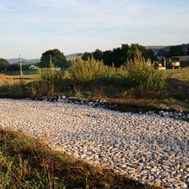 Na cyklotrase v rámci cezhraničného projektu na bicykli po stopách histórie sa pripravuje montáž lávok - IMG_20190911_070907