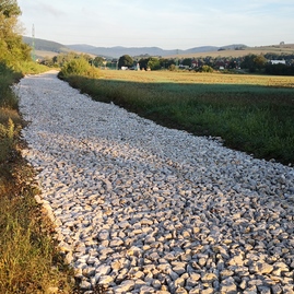 Na cyklotrase v rámci cezhraničného projektu na bicykli po stopách histórie sa pripravuje montáž lávok - IMG_20190911_071111